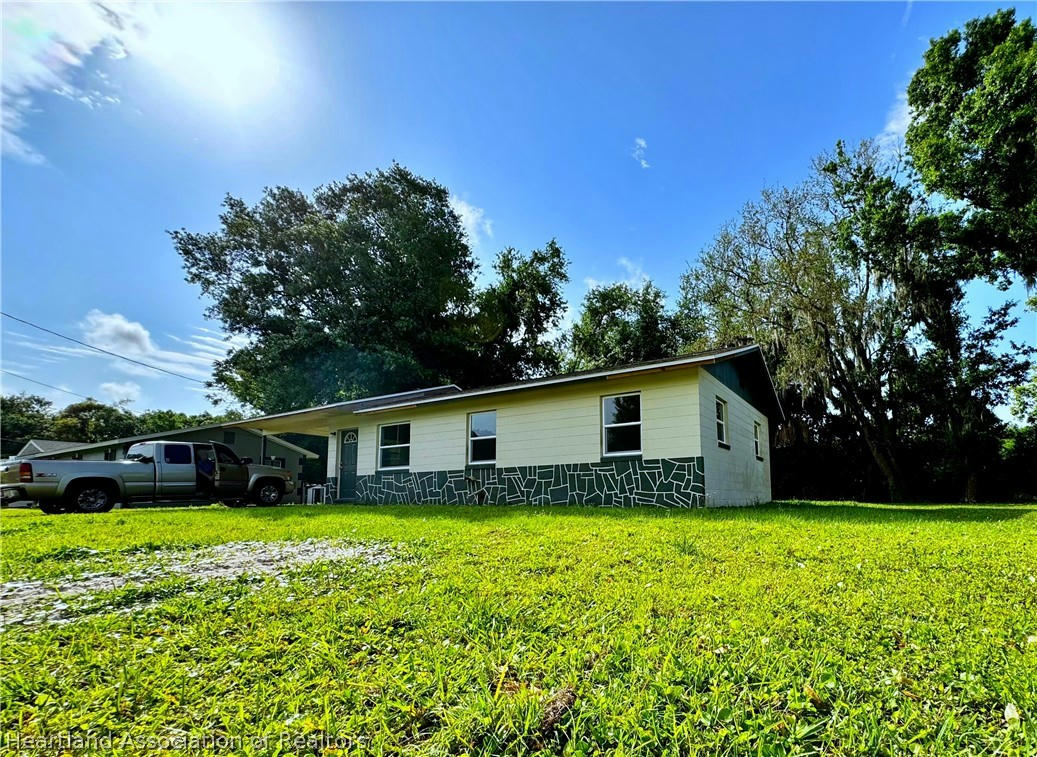 705 GROVE ST, BOWLING GREEN, FL 33834, photo 1 of 19